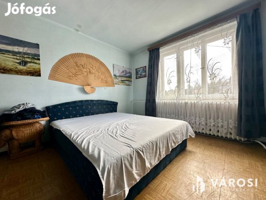 Károlyin, főútvonal mellett, 2 generációs családi ház eladó!