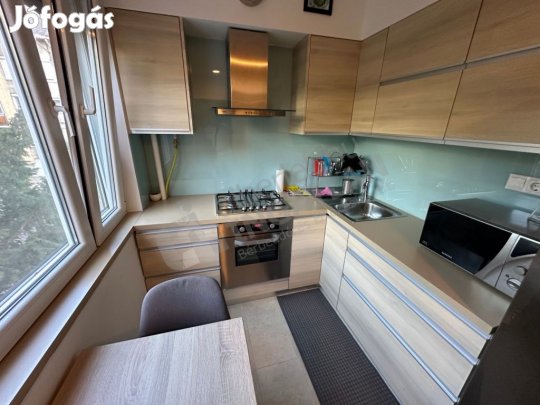 Kárpát utcában két hálószobás, igényesen felújított lakás kiadó