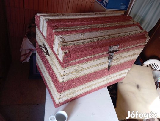 Kárpitozott nagy kincsesláda