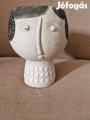 Kaspó fej ábrázolással