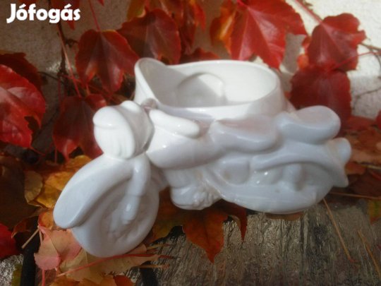 Kaspó oldalkocsis motorkerékpár forma