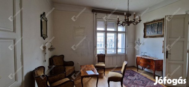 Kastélyhangulat Győr szívében  patinás polgári lakás Nádorvárosban