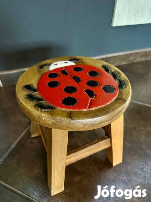 Katica mintás festett, faragott gyermek sámli tömör fából
