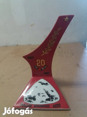 Katonai 20 éves porcelán emlék dísztárgy