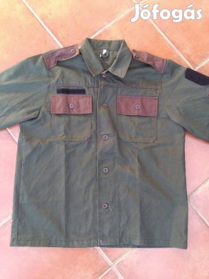 Katonai jellegű zöld zubbony