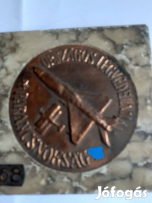 Katonai légierős érmek márványlapon