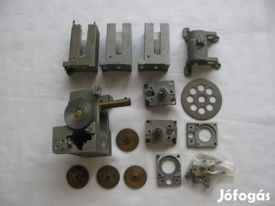 Katonai mechanikus alkatrészek , több féle