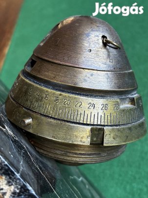 Katonai relikvia asztal dísz márvány talpon