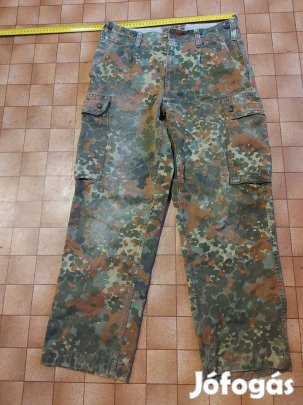 Katonai ruházat.Az ár db ár