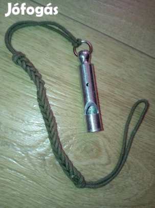 Katonai síp zsinorjával együtt