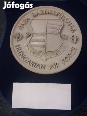 Katonai témájú Putnoki porcelán dísztárgy