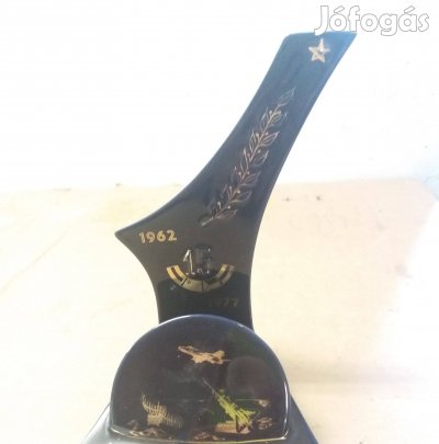 Katonai témájú porcelán emléktárgy 15 éves