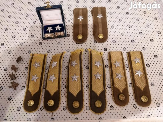 Katonai vállapok, fegyvernem jelzések, vállap és ruházati gombok