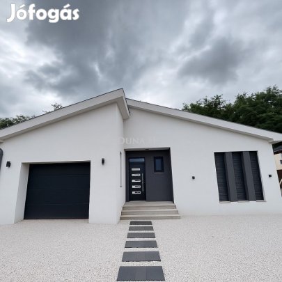 Katonatelep, új építésű aszfaltos utcájában igazi ritkaság