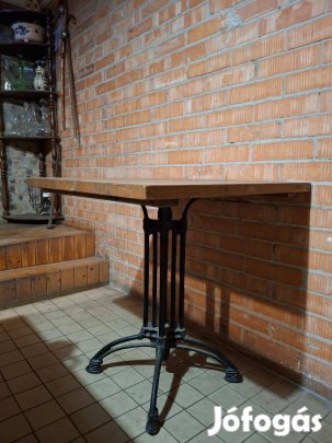 Kávéházi asztal öntöttvas lábbal, tömör tölgyfa lappal