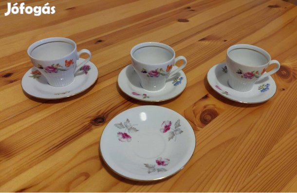 Kávés csészék tányérral