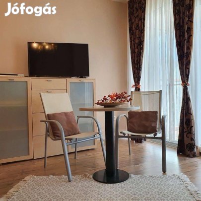 Kávézó asztal székekkel