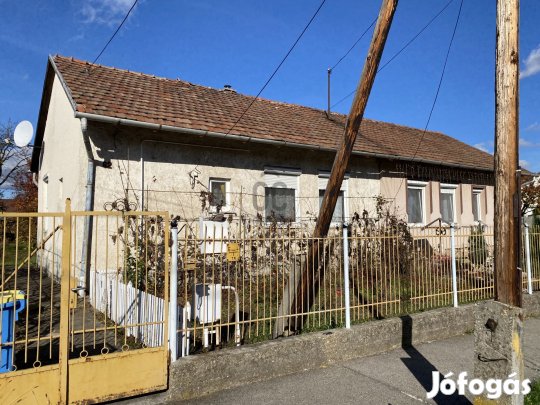 Kazincbarcika közkedvelt utcájában a Kertvárosban eladó ikerház