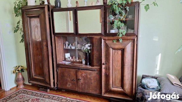 Kb. 100-éves, valódi fa szekrény, akasztós, polcos, vitrines résszel
