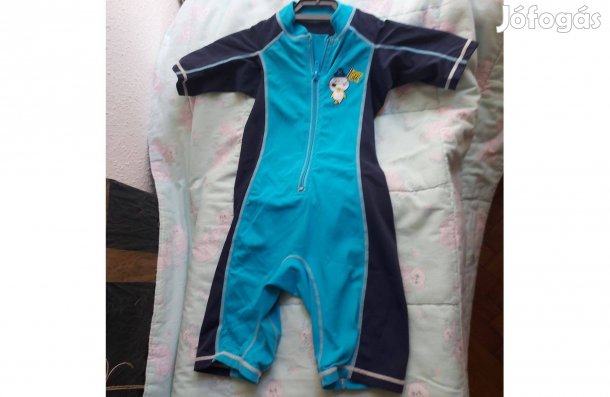 Kb. 86/92-es méretű elől cipzáras strandruha kisfiúnak