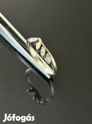 Kecses ezüst gyűrű, cirkónia kövekkel ékesítve