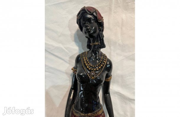 Kecses fekete nő szobor