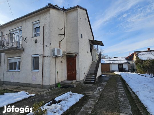 Kecskemét Béke fasoron 1.emeleti, 2 szobás lakás eladó