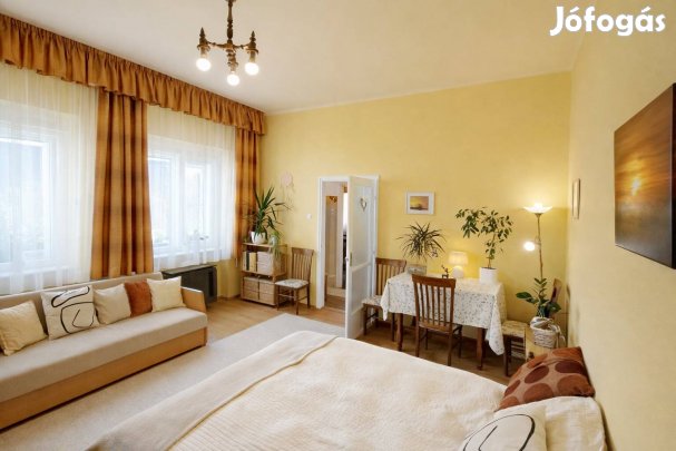 Kecskemét Nagykőrösi utcán 12 m2 teraszos 1.emeleti téglalakás eladó