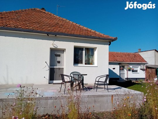 Kecskemét Petőfivárosban2 rendbeli, 2szobás (+1sz.) cs. ház eladó