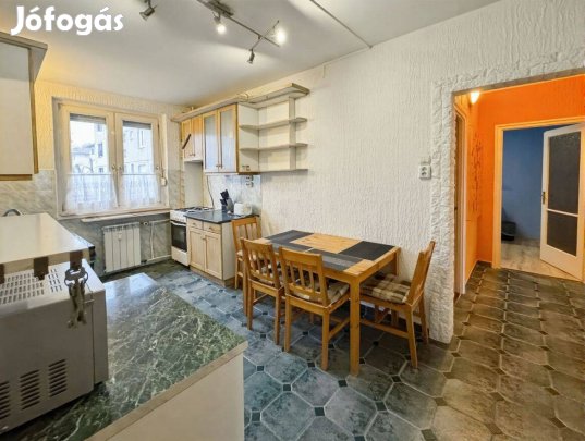 Kecskemét Széchenyivárosában 2+2 félszobás lakás Eladó
