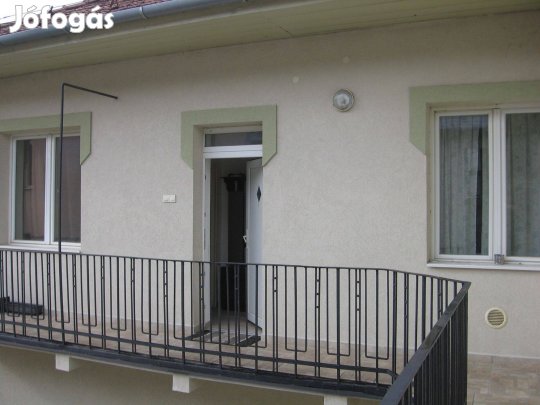 Kecskemét belvárosában, Rákóczi úton, 2 emeleti lakas