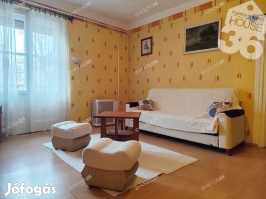 Kecskemét belvárosában, első emeleti lakás eladó!