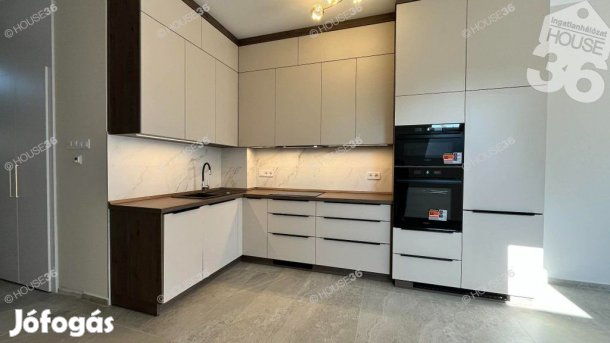 Kecskemét belvárosában luxus, nagy teraszos lakás eladó!