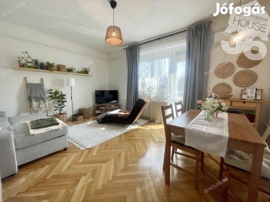 Kecskemét belvárosi I. emeleti, erkélyes, egyedi, tégla lakás eladó!!!