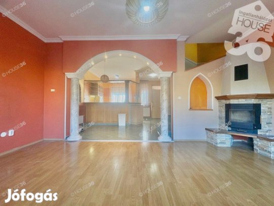 Kecskemét kedvelt kertvárosi részén hangulatos sorház a kínálatunkban!