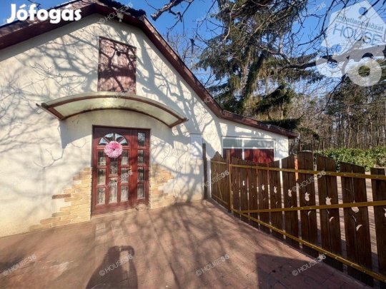 Kecskemét közelében felújított lovas tanya eladó!