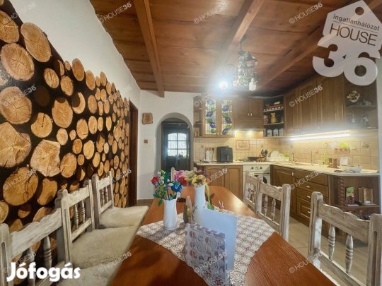 Kecskemét közelében felújított lovas tanya eladó!