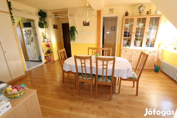 Kecskeméten, Hunyadivárosban, 77nm-es lakás, parkolóval eladó