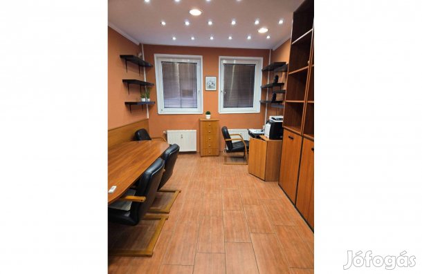 Kecskeméten - A Belváros Szívében, Utcafronti Iroda Kiadó