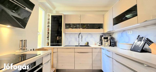 Kecskeméten, a Battyhány utca elején 61 nm-es felújított lakás Eladó!