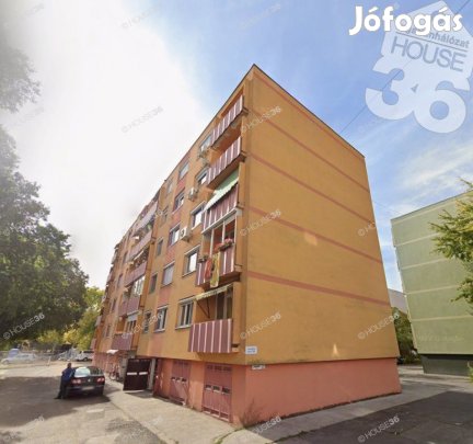 Kecskeméten a Lánchíd utcán 4. emeleti 2 szobás lakás eladó!