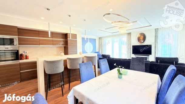 Kecskeméten a Petőfi városban igazi luxus családi ház eladó!