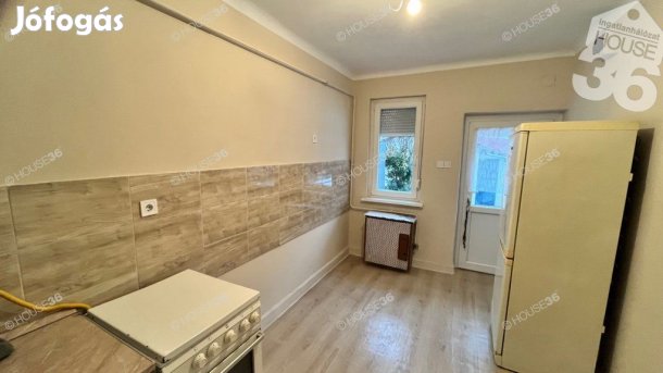 Kecskeméten a Petőfivárosban 2 szobás sorház eladó!