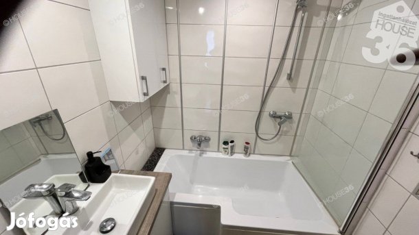 Kecskeméten a Széchenyivárosban, 2 szobás, erkélyes lakás eladó!