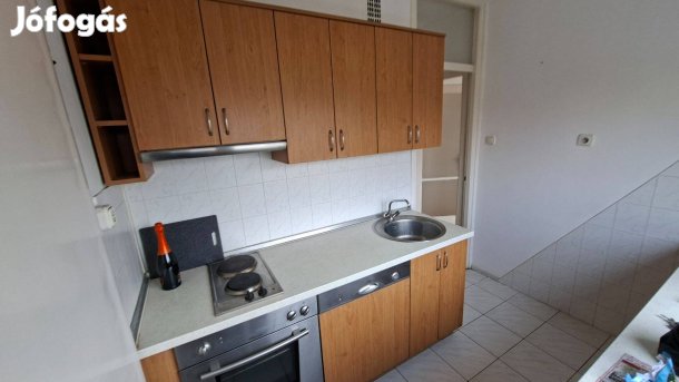 Kecskeméten erkélyes 2 szobás lakás kiadó!