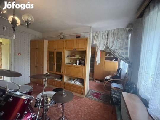 Kecskeméten felújítást igénylő lakás eladó!
