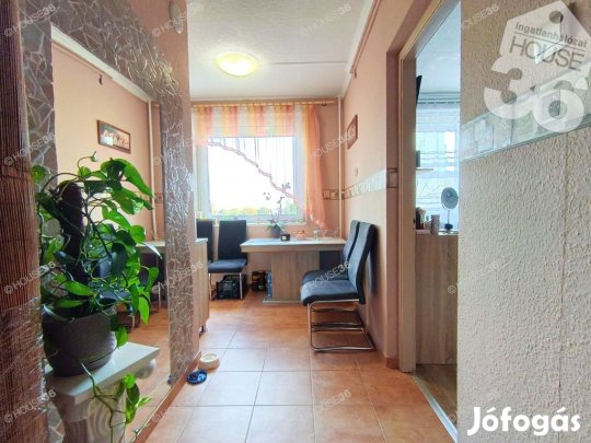 Kecskeméten felújított, 2 szobás, erkélyes lakás eladó!