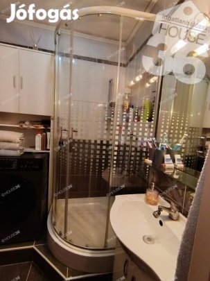 Kecskeméten felújított, 2 szobás, erkélyes lakás eladó!
