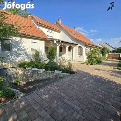 Kecskeméti 140 nm-es ház eladó