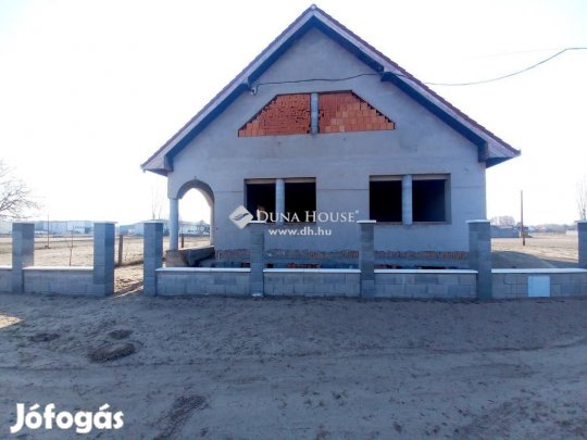 Kecskeméti 261 nm-es ház eladó